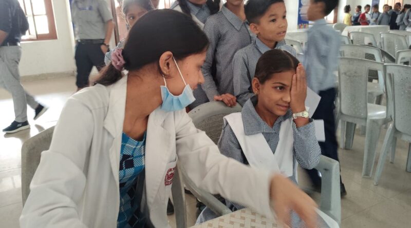 राहत भरा काम –  फूलचंद नारी शिल्प इंटर कॉलेज में श्री महंत इन्दिरेश अस्पताल का निःशुल्क स्वास्थ्य शिविर,  सैकड़ो छात्रों और स्टाफ ने कराई जांच