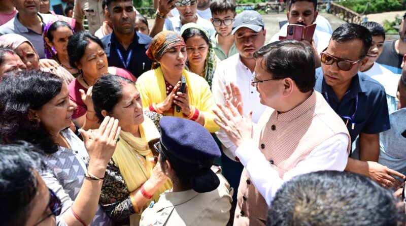 आपदा प्रभावित लोगों को देख सीएम पुष्कर धामी ने रुकवाया काफिला, प्रभावितों की सुनी समस्याएं, हर संभव सहायता का दिया आश्वासन