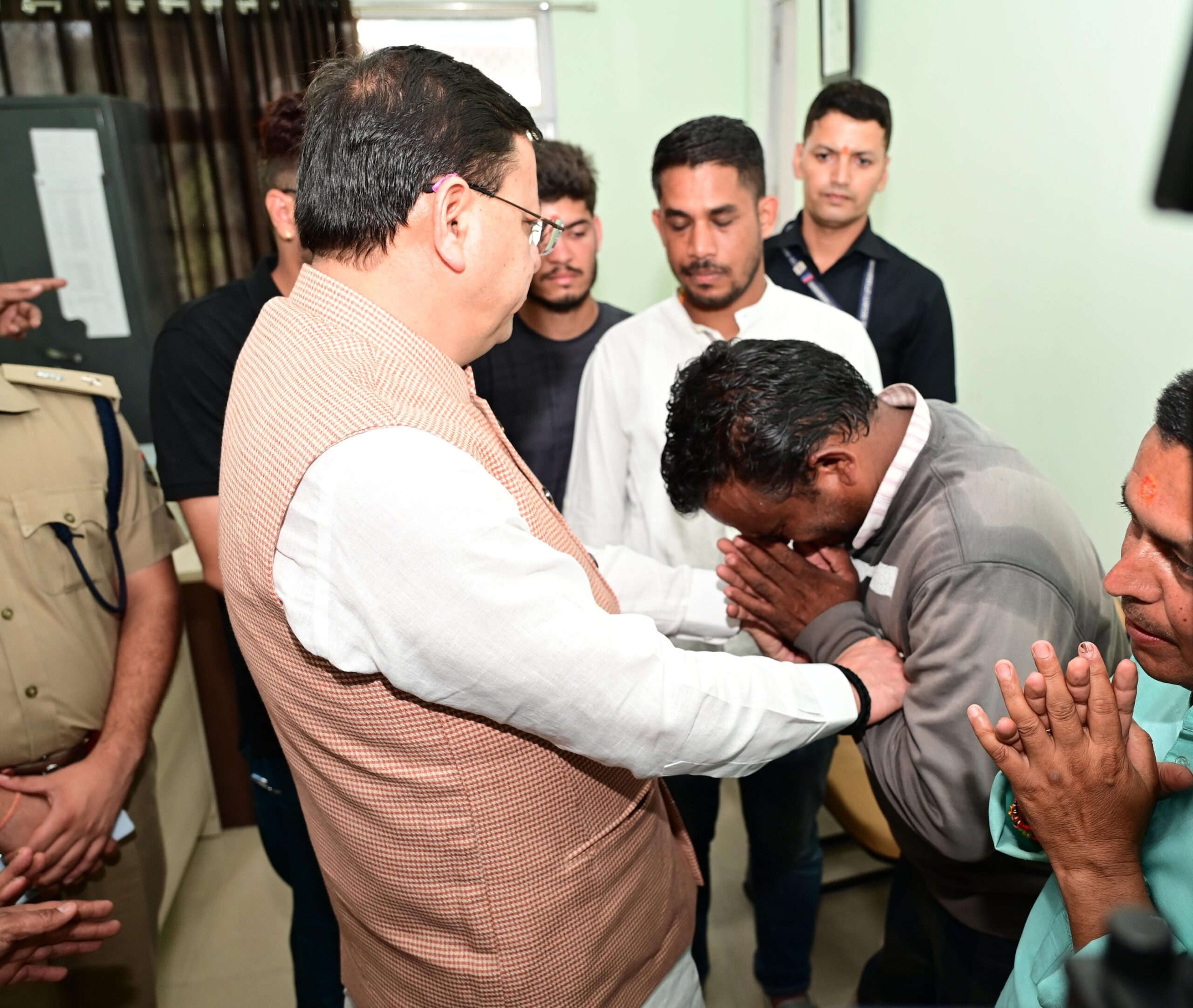 थराली आपदाः सीएम पुष्कर धामी ने  कुलसारी राहत शिविर में पहुंचकर प्रभावितों का जाना हाल, कहा – राहत कार्याे में नहीं होगी कोई कोर कसर