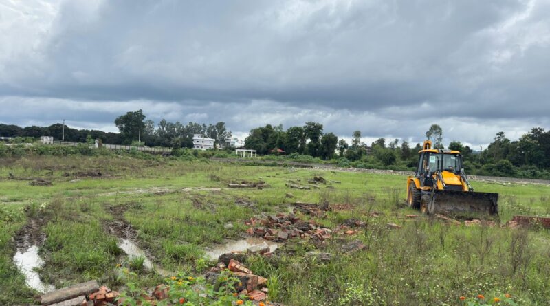 प्राधिकरण का एक्शन लगातार जारी – 10 बीघा जमीन पर अवैध प्लॉटिंग पर गरजी  एमडीडीए की जेसीबी 