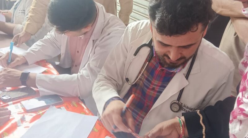 श्री महंत इन्दिरेश अस्पताल के निःशुल्क स्वास्थ्य परीक्षण शिविर में उमड़े ग्रामीण,  अस्पताल ने मरीज़ों को बांटी मुफ्त दवाईयां