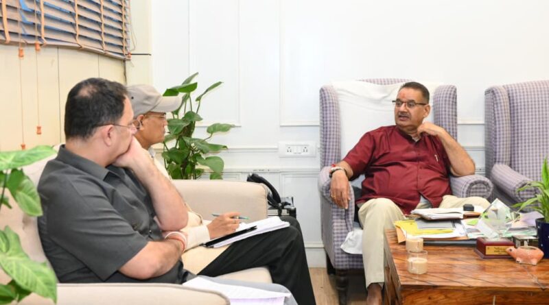 कृषि मंत्री जोशी ने कहा-  किसानों को मांग के अनुरूप समय पर सेब के कार्टन कराएं जाए उपलब्ध 