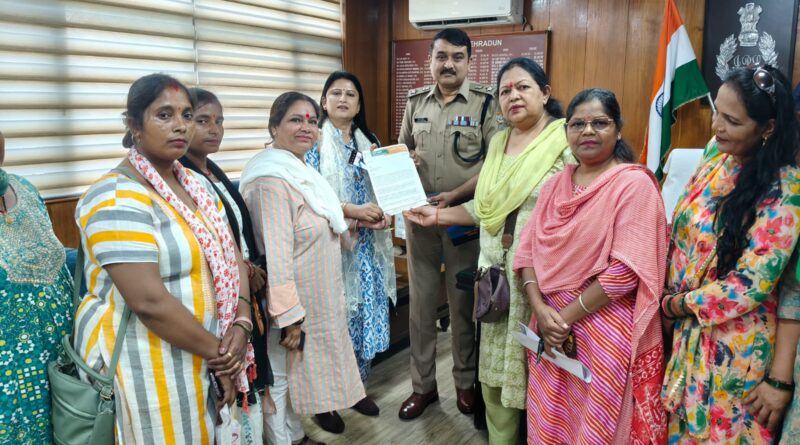 भाजपा प्रदेश प्रवक्ता हनी पाठक के नेतृत्व में पार्टी महिला कार्यकर्ताओं ने  पीएम मोदी व उनकी माता को अपशब्द कहने वाले कांग्रेस नेताओं पर दर्ज कराया मुकदमा