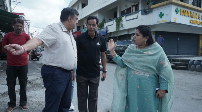 शिकायती मिलने के बाद नगर आयुक्त नमामि बंसल ने शहर के विभिन्न क्षेत्रों का किया औचक निरीक्षण, कहा – देहरादून को साफ व स्वच्छ बनाने के  लिए निगम तत्पर