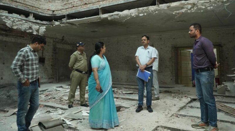 नगर आयुक्त नमामि बंसल ने लिया ऐतिहासिक टाउन हॉल (जुगमंदर हॉल) का जायजा, निगम दे रहा आधुनिक स्वरूप