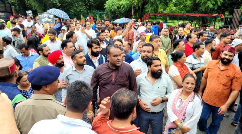 महानगर भाजपा ने किया कांग्रेस भवन का घेराव  बारिश की बावजूद सैकड़ो कार्यकर्ता हुए शामिल,  जमकर की नारेबजी, राहुल गांधी से माफी की मांग 