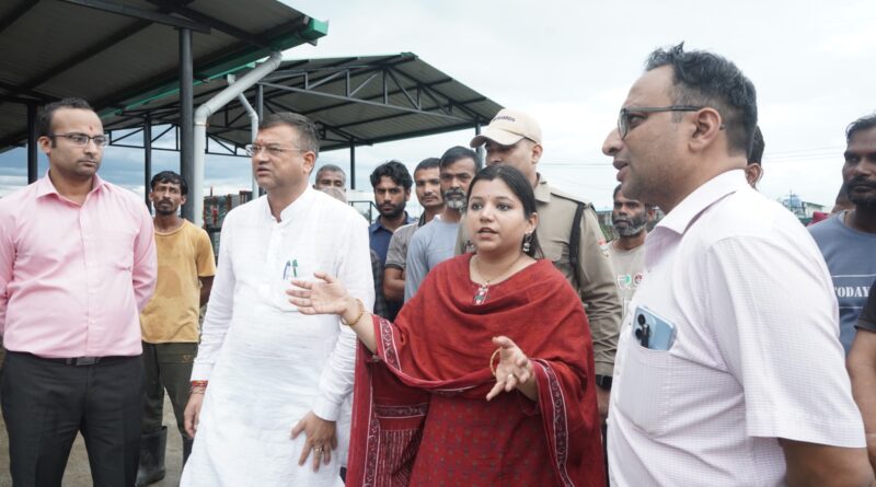 महापौर सौरभ थपलियाल व नगर आयुक्त नमामि बंसल ने किया  शंकरपुर स्थित नगर निगम की गौशाला का निरीक्षण 