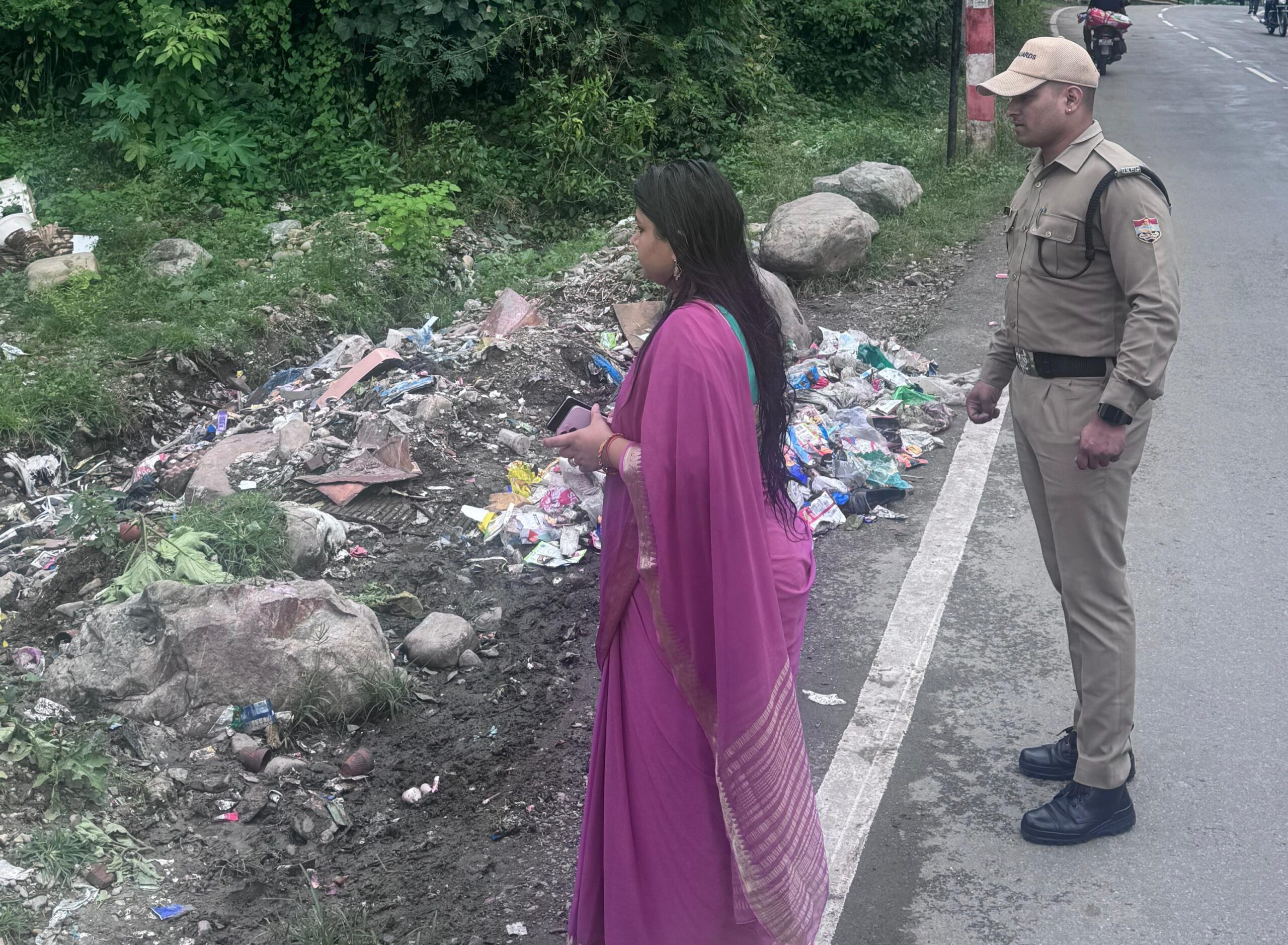 नगर आयुक्त नमामि बंसल ने किया रायपुर क्षेत्र का औचक निरीक्षण,जगह-जगह कूड़ा फैला  देखकर  गहरी नाराजगी जताई 