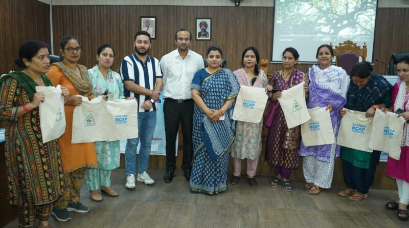 नगर निगम ने किया स्वच्छ वायु सप्ताह के तहत  जागरूकता कार्यक्रम का आयोजन- नगर आयुक्त नमामि बंसल ने नागरिकों से किया प्लास्टिक बैग का प्रयोग न करने का अनुरोध, कॉटन बैग्स किए वितरित