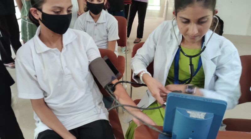 शानदार पहल- एकलव्य माॅडल रेजीडेंशियल स्कूल में श्री महंत इन्दिरेश अस्पताल ने लगाया फ्री मेडिकल कैंप , 202 छात्राओं, शिक्षकों एवं स्टाफ सदस्यों ने स्वास्थ्य शिविर का उठाया लाभ