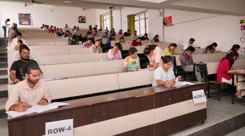 एसजीआरआर विश्वविद्यालय में 34 विषयों के लिए हुई पी.एच.डी प्रवेश परीक्षा , देश के विभिन्न राज्यों से आए 140 छात्र-छात्राएं हुए शामिल