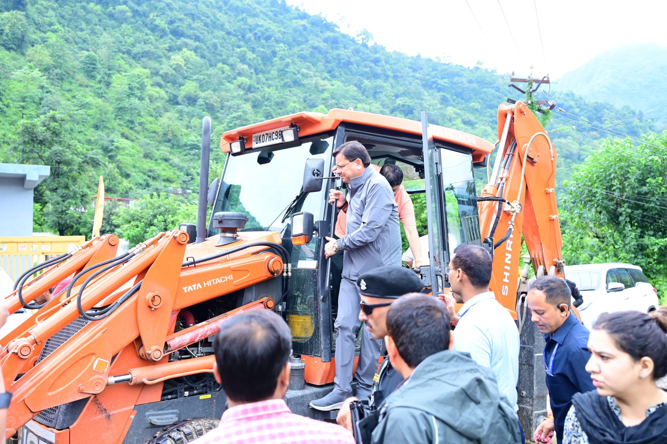 सीएम धामी ने ग्राउंड जीरो पर जाकर अतिवृष्टि से प्रभावित मालदेवता क्षेत्र व केसरवाला का लिया जायजा, पैदल चलकर व जेसीबी पर सवार होकर देखे हालात