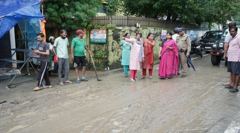 नगर आयुक्त नमामि बंसल  भारी बारिश से प्रभावित मोहिनी रोड, बलबीर रोड व चंद्र नगर एमडीडीए कॉलोनी डालनवाला क्षेत्र में जाकर हालात को देखा