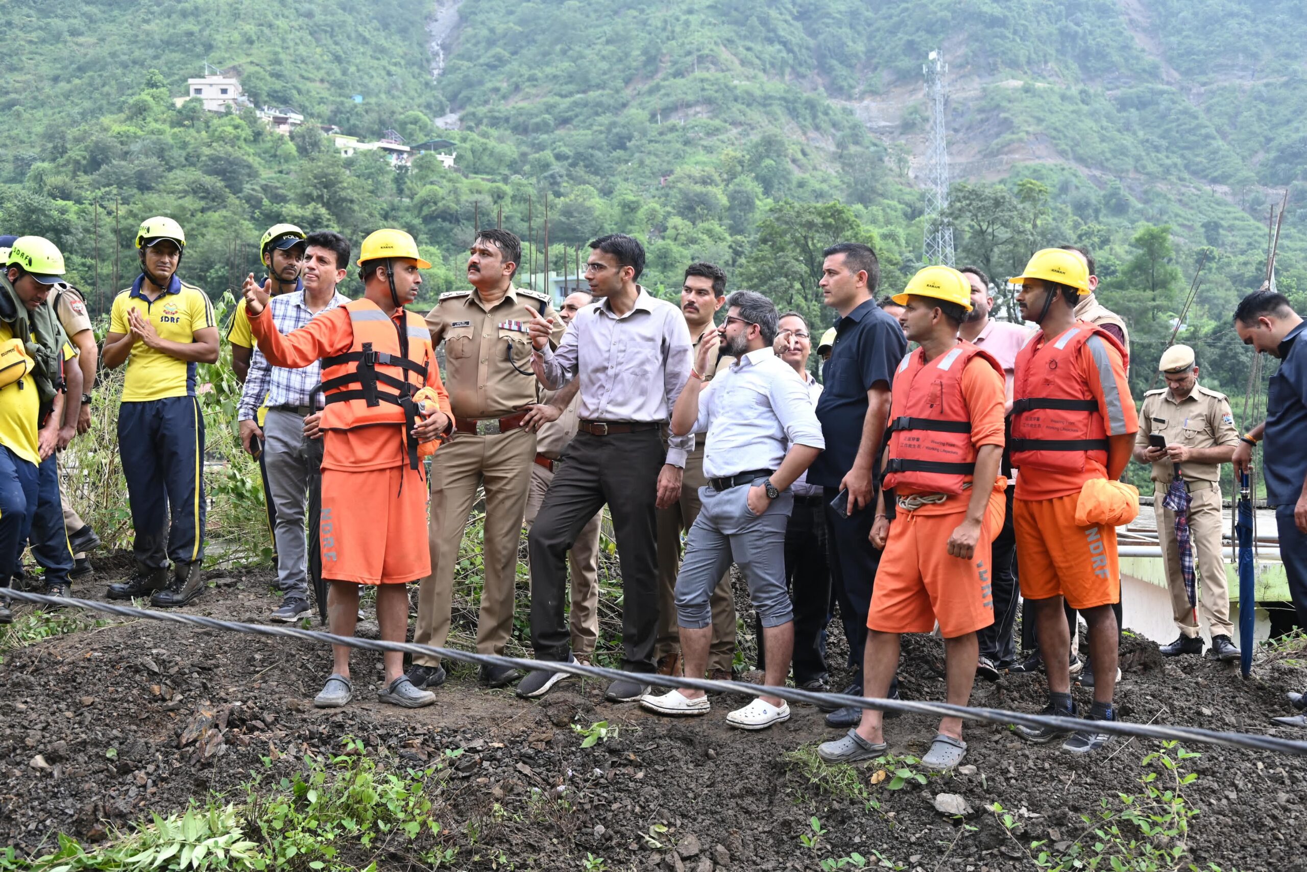 देहरादून के कार्लीगाड़ में बादल फटने से भारी तबाही, 13 लोगों की मौत , पुल और सड़कें भी टूटी, व्यवसायिक प्रतिष्ठानों को पहुंचा नुकसान