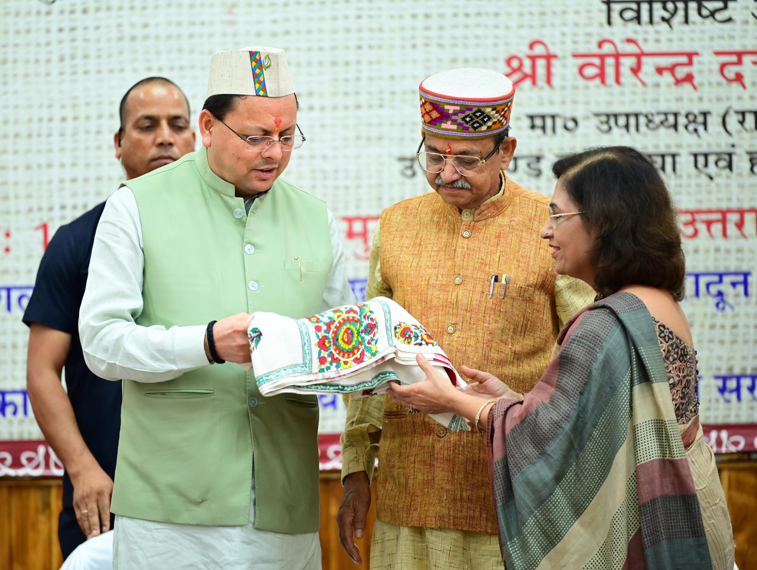 सीएम पुष्कर धामी के हाथों उत्तराखंड के 11 शिल्पकारों को मिला उत्तराखंड शिल्प रत्न पुरस्कार