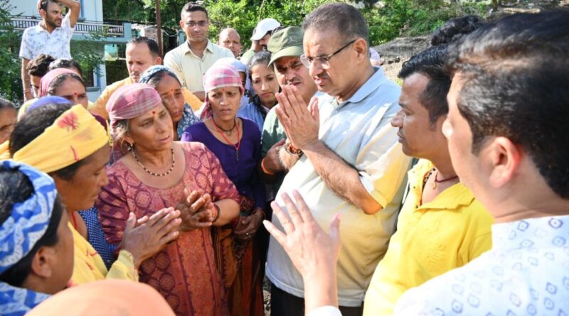 कैबिनेट मंत्री जोशी ने आपदा प्रभावित मजाडा और कार्लीगाड़ में पहुंचकर लोगों का दुख दर्द बांटा, कहा – लापता लोगों की खोजबीन युद्ध स्तर पर करें