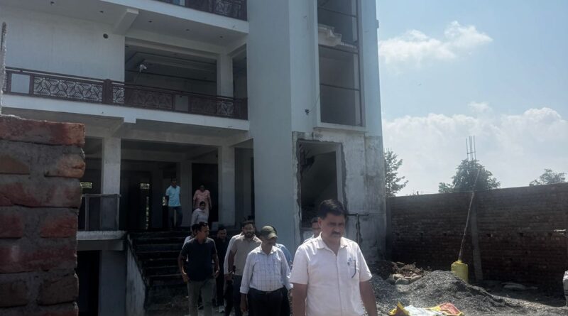 प्राधिकरण का अभियान जारी- हरबर्टपुर –विकासनगर में MDDA ने अवैध प्लॉटिंग व निमार्णों पर की कार्रवाई, कई बहुमंज़िला भवन किए सील