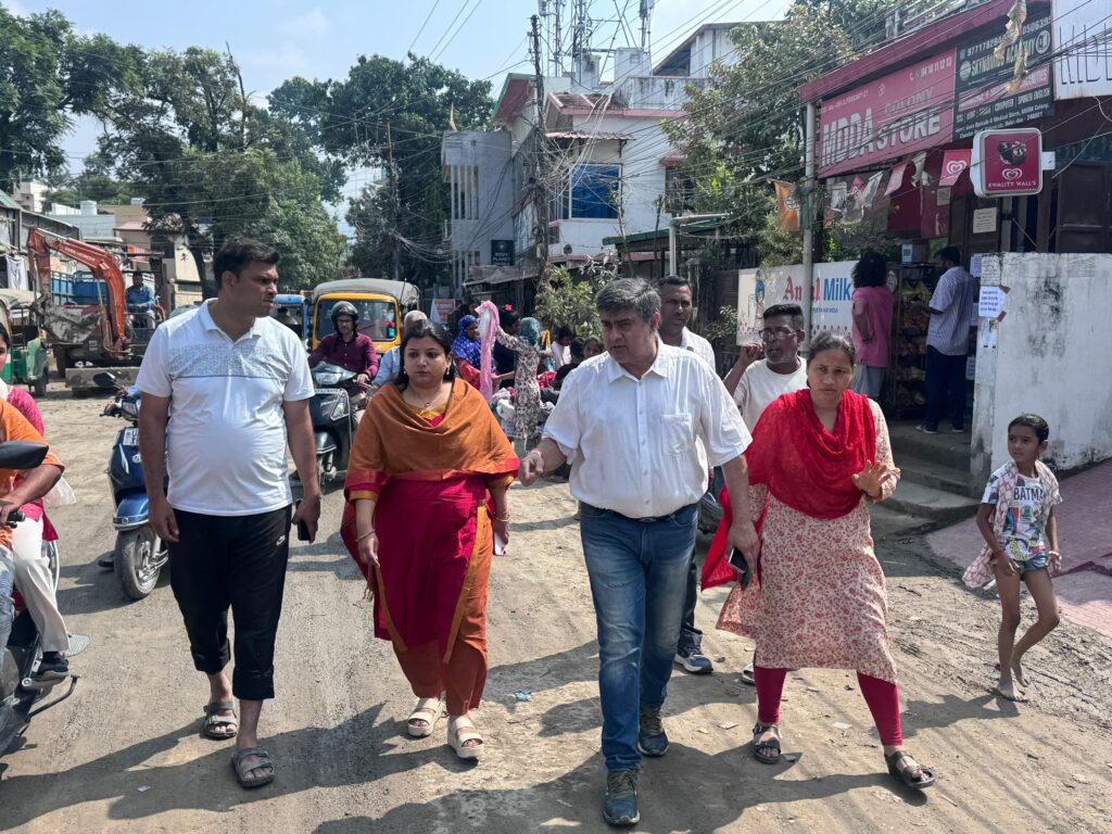 नगर आयुक्त नमामि बंसल ने किया आपदा प्रभावित क्षेत्र का दौरा, एमडीडीए कॉलोनी डालनवाला के हालात का लिया जायजा
