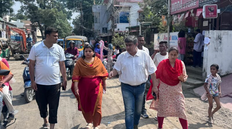 नगर आयुक्त नमामि बंसल ने किया आपदा प्रभावित क्षेत्र का दौरा, एमडीडीए कॉलोनी डालनवाला के हालात का लिया जायजा