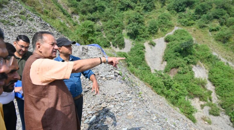 कैबिनेट मंत्री जोशी ने किया प्रभावित क्षेत्र भीतरली गांव का दौरा , हालात को देखा