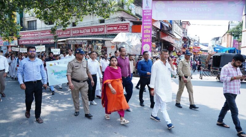 नगर निगम ने किया स्वच्छता रैली का आयोजन, महापौर सौरभ थपलियाल और नगर आयुक्त नमामि बंसल ने दिखाई हरी झंडी