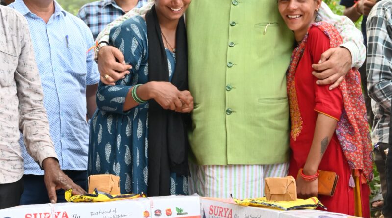 आपदा प्रभावित क्षेत्रों में पहुंचे कैबिनेट मंत्री जोशी, प्रभावितों को बांटी राहत सामग्री, दुख दर्द बांटा, आंसू पोंछे