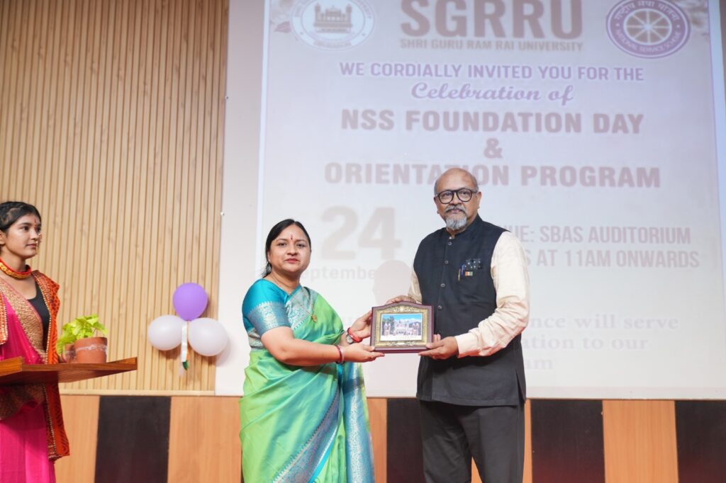 एसजीआरआर विश्वविद्यालय में एनएसएस स्थापना दिवस पर छात्र-छात्राओं ने दिया सेवा का संदेश