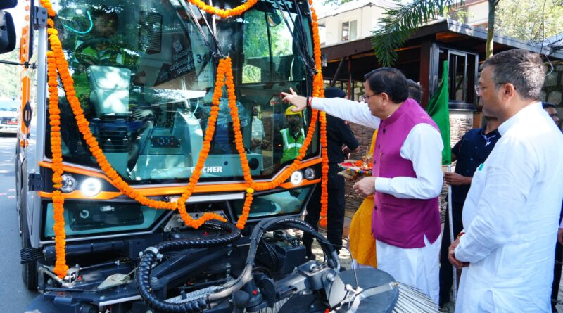 मुख्यमंत्री धामी ने किया  वैक्यूम बेस्ड रोड़ स्वीपिंग मशीन का फ्लैग ऑफ, अब आधुनिक स्वीपिंग मशीन से देहरादून की सड़कें साफ करेगा नगर निगम