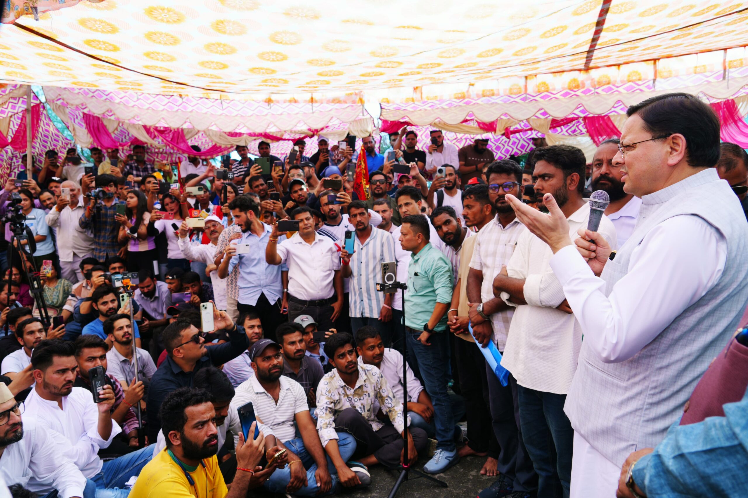 मुख्यमंत्री धामी अचानक परेड ग्राउंड में आंदोलनरत युवाओं के बीच पहुंचे – परीक्षा प्रकरण में सीबीआई  जांच कराने पर दी सहमति ,कहा – आप सब हमारे अपने