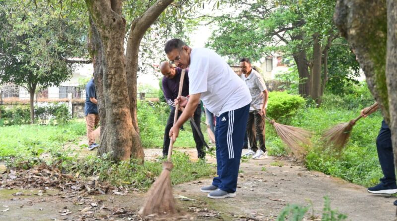 कैबिनेट मंत्री जोशी ने झाड़ू लगाकर दिया स्वच्छता का संदेश , कहा – स्वच्छता को बनाएं अपनी दिनचर्या का हिस्सा