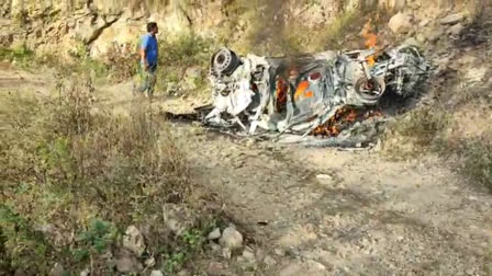 चमोली में दर्दनाक हादसा: कार खाई में गिरते ही लगी आग,पति,पत्नी और बेटे की मौत