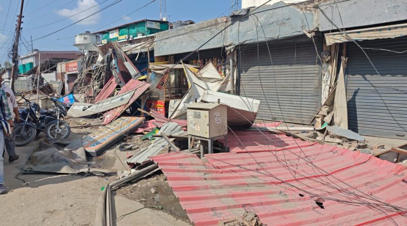 लगातार शिकायतें मिलने के बाद ट्रांसपोर्ट नगर में संयुक्त अभियान के तहत एमडीडीए और नगर निगम ने दुकानों से हटाया अतिक्रमण