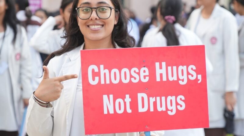 श्री गुरु राम राय विश्वविद्यालय के छात्र-छात्राओं ने नशा विरुद्ध जनसंदेश रैली में दिया नशा ना करने का मैसेज , स्टूडेंट्स बोले- नशा छोड़ो, जीवन जोड़ो