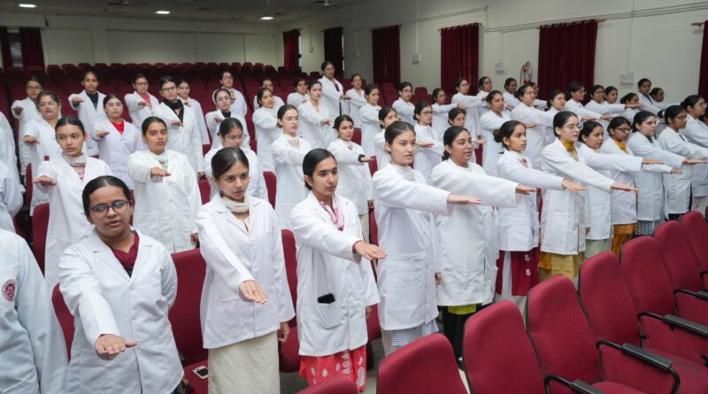 एसजीआरआर आईएम. एण्ड एचएस के नव फ्रैशर छात्र-छात्राओं की वाईट कोट सैरेमनी व चरक शपथ आयोजित
