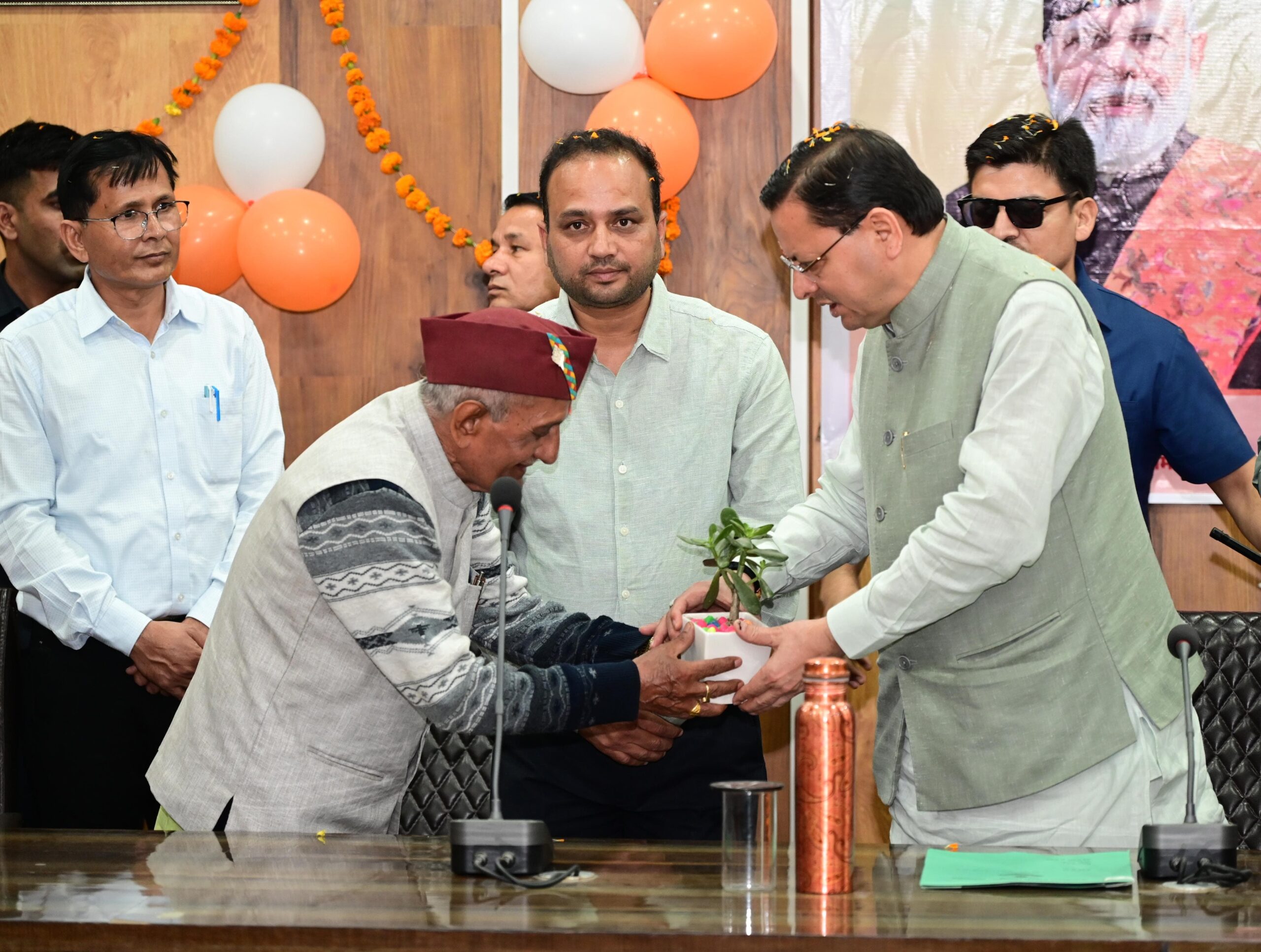 सीएम धामी ने किया प्रबुद्ध नागरिकों एवं वरिष्ठजनों के साथ संवाद – कहा – वरिष्ठ नागरिक समाज के अनुभव, ज्ञान और मूल्यों के प्रतीक