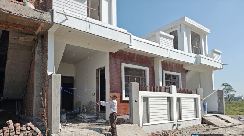 दस बीघा अवैध प्लॉटिंग पर गरजी एमडीडीए की JCB, अवैध आवासीय भवनों पर सीलिंग की कार्रवाई