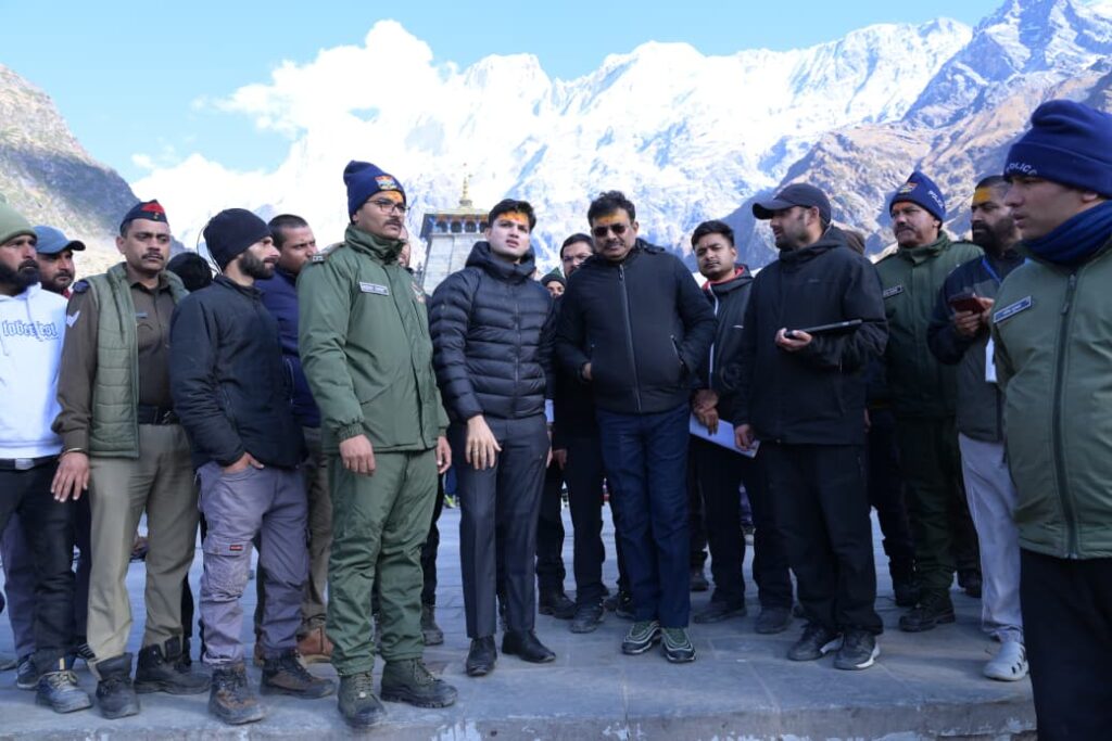 मुख्य सचिव आनन्द बर्द्धन ने केदारनाथ यात्रा व्यवस्थाओं का लिया जायजा, पुनर्निर्माण कार्यों और यात्रियों की सुविधाओं को भी देखा