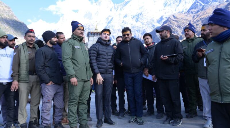 मुख्य सचिव आनन्द बर्द्धन ने केदारनाथ यात्रा व्यवस्थाओं का लिया जायजा, पुनर्निर्माण कार्यों और यात्रियों की सुविधाओं को भी देखा