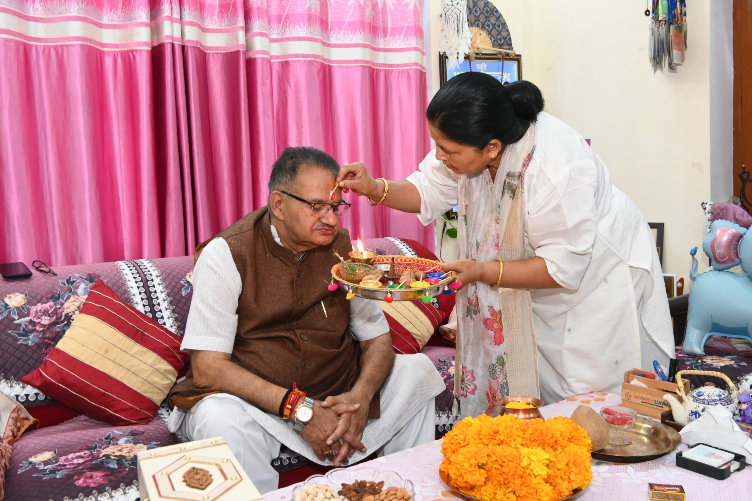 भाईदूज के पर्व पर बहनों के बीच पहुंचे कैबिनेट मंत्री जोशी,तिलक कर पारंपरिक रीति से किया स्वागत