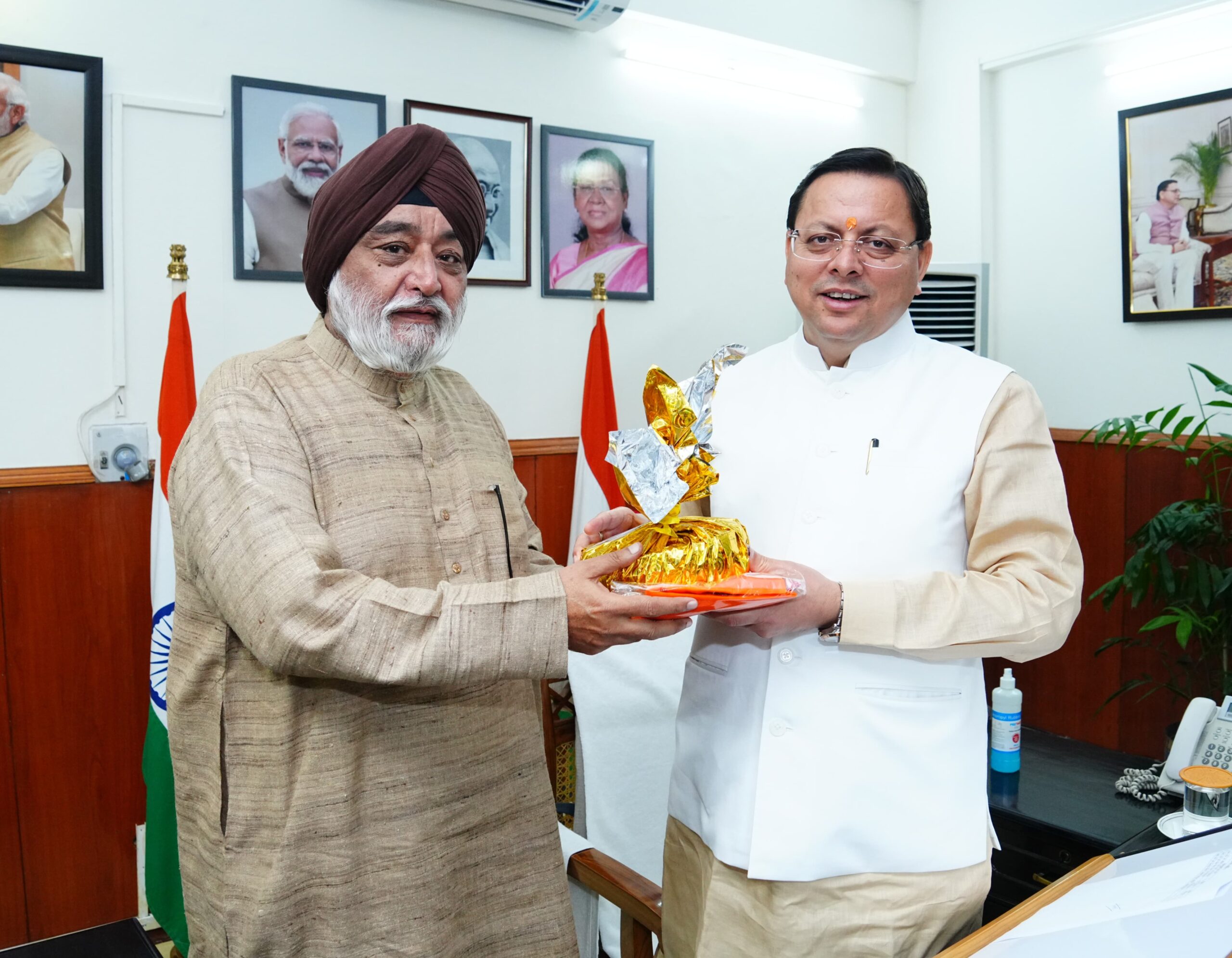 सीएम से मिले हेमकुंड साहिब मैनेजमेंट ट्रस्ट के अध्यक्ष बिंद्रा, मिला आश्वासन ,अगली यात्रा शुरू होने से पूर्व जरूरी कदम प्राथमिकता के साथ उठाए जायेंगे