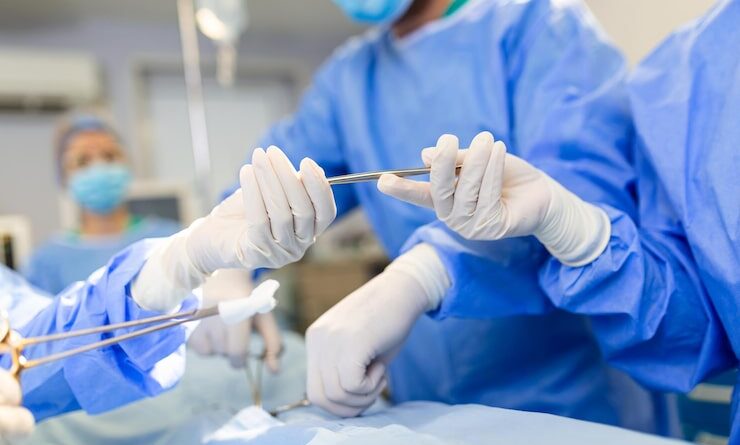 गंभीर लापरवाही- प्रसव के लिए ऑपरेशन के दौरान डॉक्टरों ने पेट में छोड़ा सर्जिकल गौज, संक्रमण से महिला की मौत, अस्पताल को किया गया सील ,लाइसेंस भी रद्द