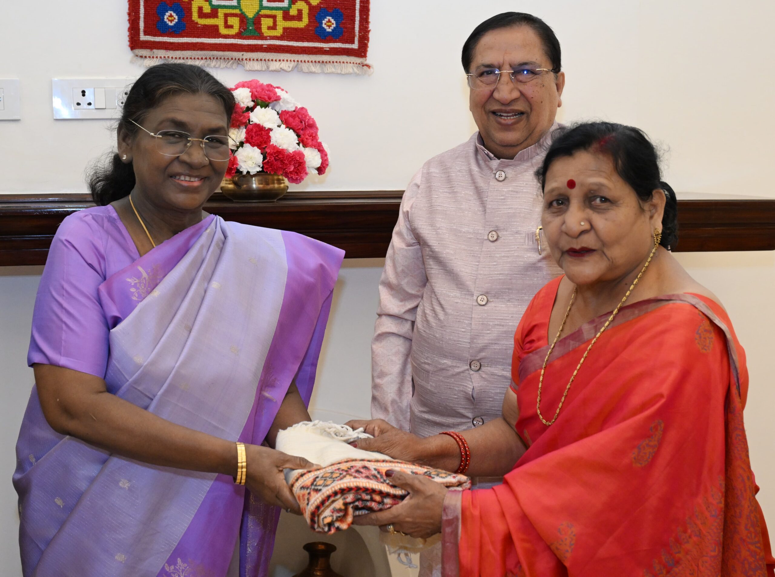 राष्ट्रपति द्रोपदी मुर्मू से सासंद राज्यसभा डा. नरेश बंसल ने अपने परिवार के साथ की मुलाकात