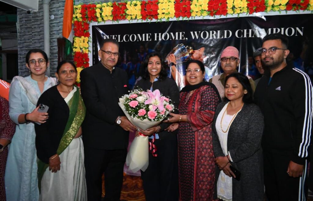 विश्व कप विजेता क्रिकेटर स्नेहा राणा से मिले कैबिनेट मंत्री जोशी, कहा – समर्पण, अनुशासन और मेहनत से कोई भी लक्ष्य असंभव नहीं