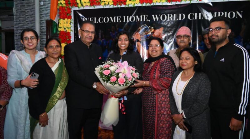 विश्व कप विजेता क्रिकेटर स्नेहा राणा से मिले कैबिनेट मंत्री जोशी, कहा – समर्पण, अनुशासन और मेहनत से कोई भी लक्ष्य असंभव नहीं