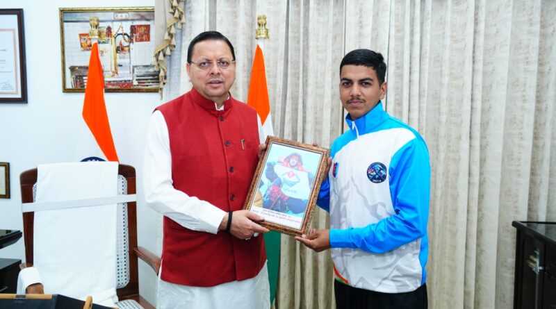 मुख्यमंत्री धामी से माउंट एवरेस्ट फतह करने वाले 16 वर्षीय बालक सचिन कुमार ने की मुलाकात