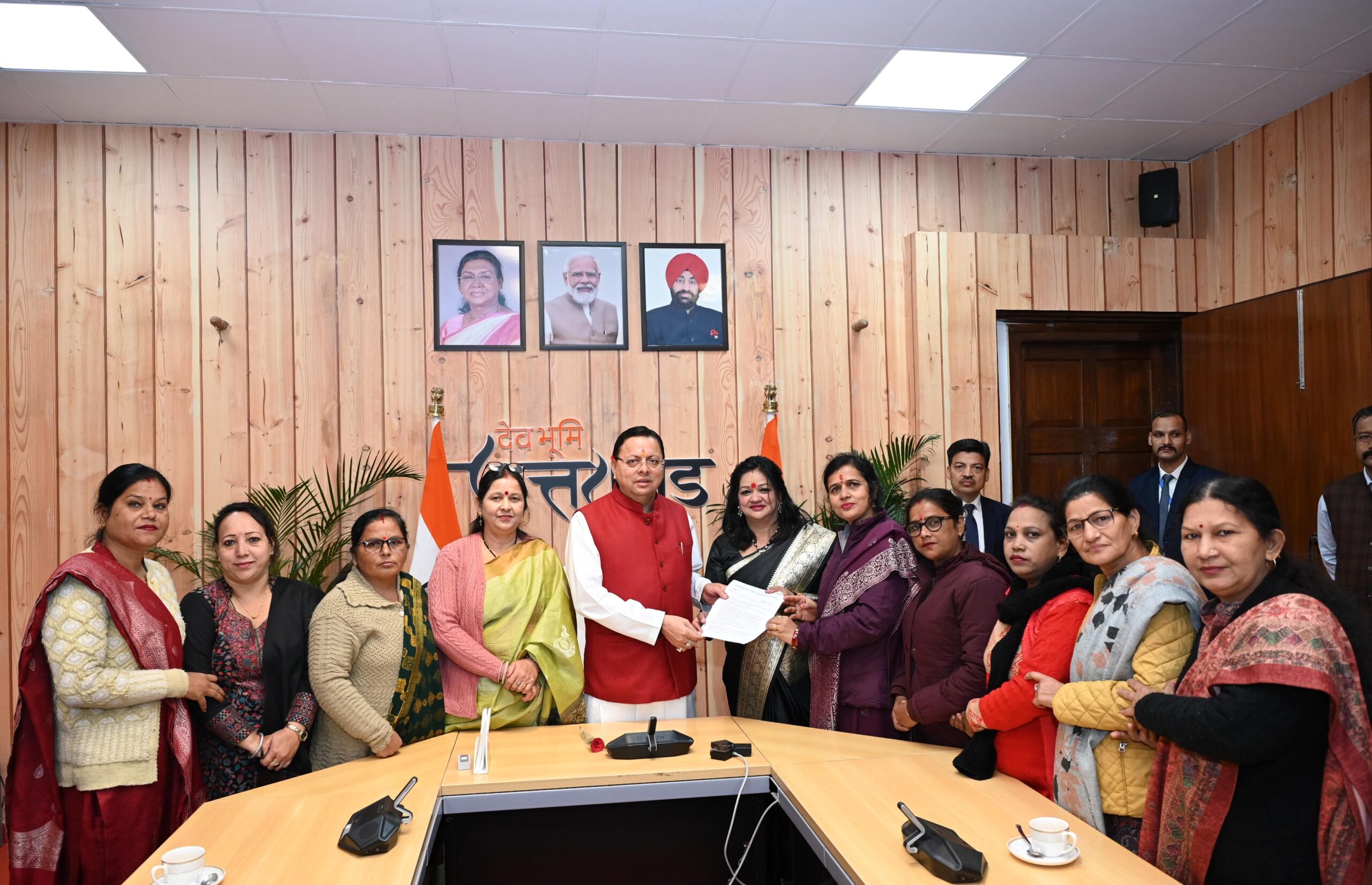 मुख्यमंत्री धामी से आंगनबाड़ी कार्यकत्री/सेविका/ मिनी कर्मचारी संगठन सदस्यों ने की  मुलाकात , मांगों को लेकर सौंपा ज्ञापन