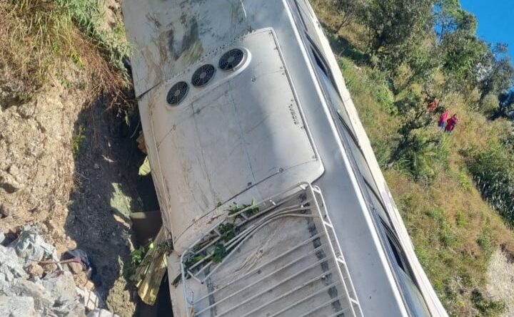 Uttarakhand:खुशियां मातम में बदलीं- कुंजापुरी दर्शन कर लौट रहे श्रद्धालुओं की बस खाई में गिरने से पांच की दर्दनाक मौत