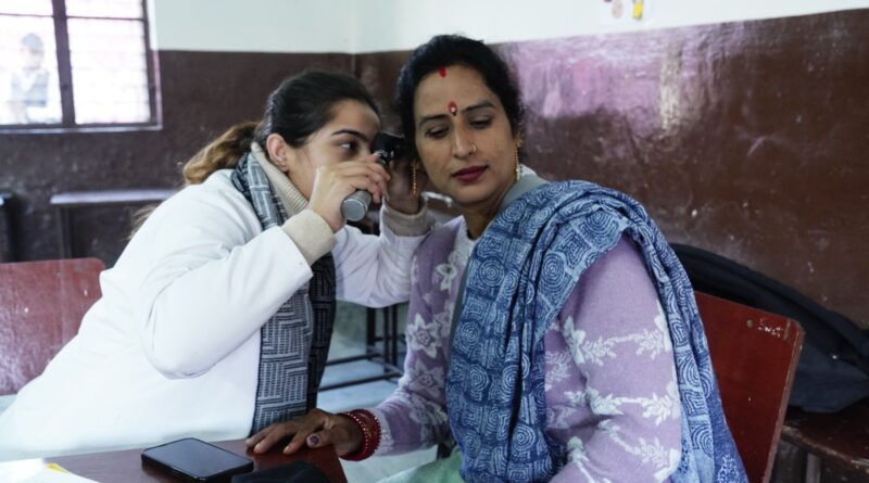 श्री महंत इन्दिरेश अस्पताल के स्वास्थ्य परीक्षण शिविर  का 1200 से ज्यादा मरीजों ने उठाया लाभ,  विशेषज्ञ चिकित्सकों ने  परामर्श दिया , रोगियों को निःशुल्क दवाइयाँ वितरित 