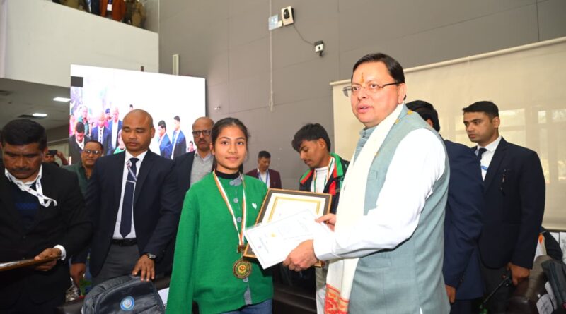 विश्व दिव्यांग दिवस पर हल्द्वानी में राज्य स्तरीय दक्षता पुरस्कार समारोह में शामिल हुए मुख्यमंत्री धमी, , दिव्यांगजनों को किया सम्मानित, कहा – दिव्यांग जन दिव्यांग नहीं, समाज के दिव्य-अंग 