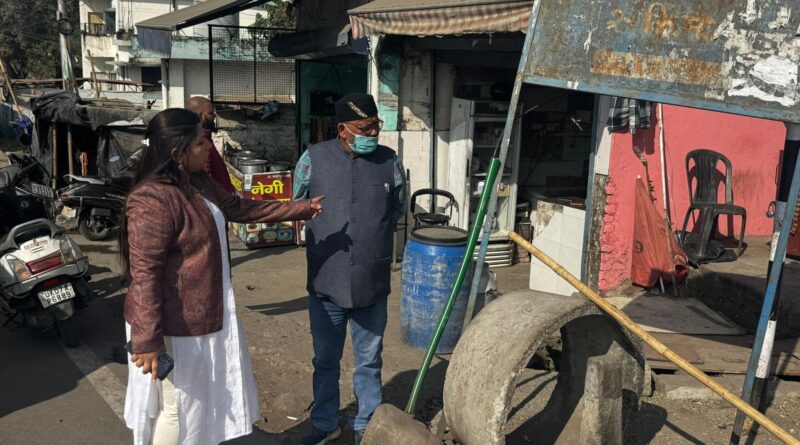 शहर में अवैध होर्डिग व बैनरों को हटाया गया , नगर आयुक्त नमामि बंसल ने किया स्थलीय निरीक्षण